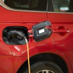 Comment savoir si mon panneau solaire charge ma batterie : guide pratique et astuces