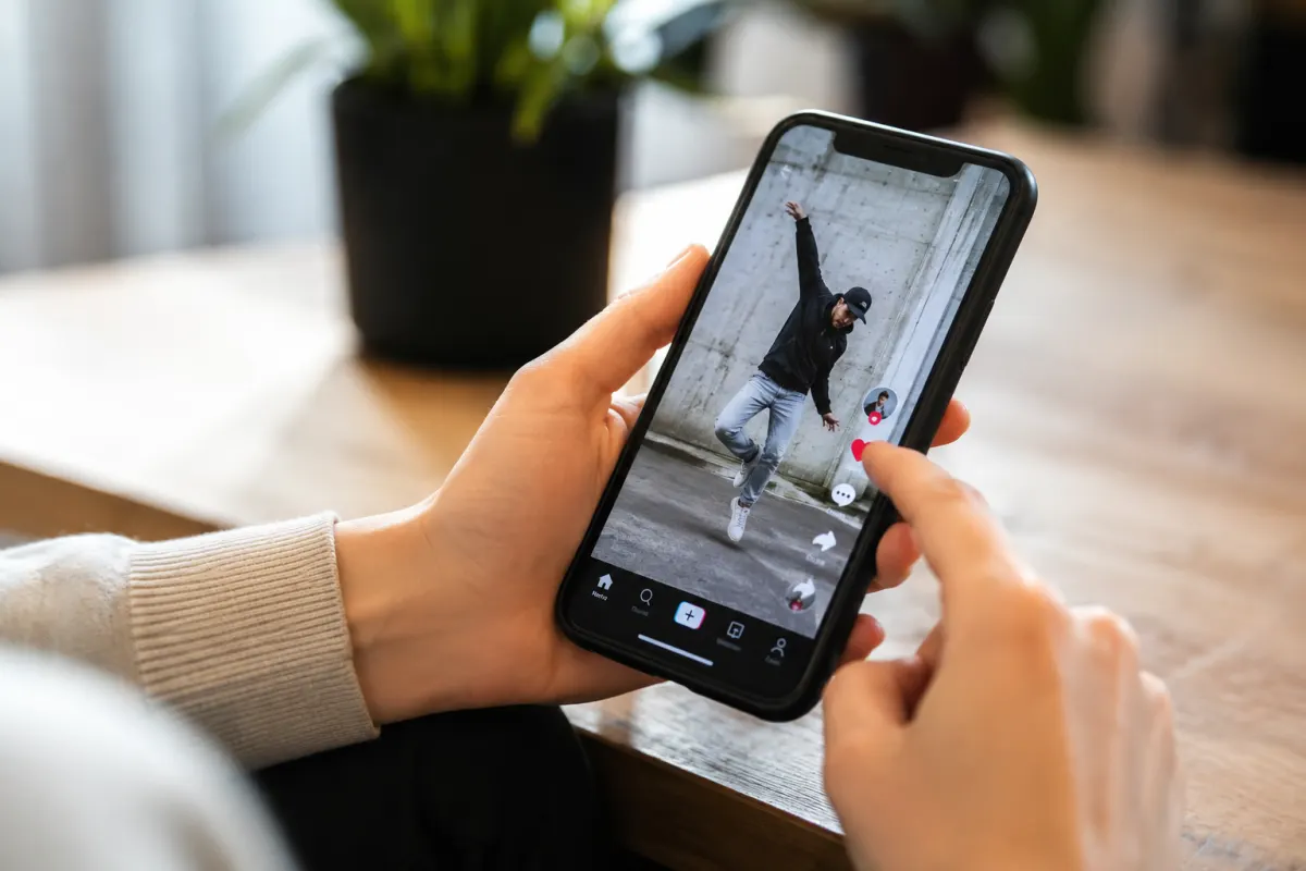 Gagner des abonnés sur TikTok : ce qui bloque vraiment votre croissance Écran de smartphone affichant des statistiques de vues et d'abonnés sur un profil TikTok