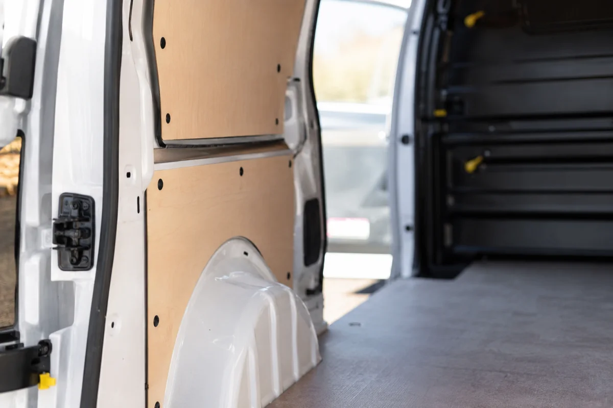 Peugeot Expert ou Citroën Jumpy occasion : lequel choisir vraiment Tableau de bord d'un utilitaire compact avec compteur kilométrique et levier de vitesse au premier plan
