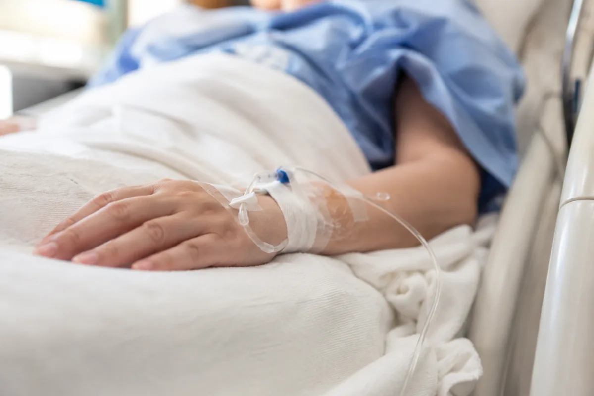 Surcomplémentaire pour l'hospitalisation : ce que ça couvre vraiment Gros plan sur une feuille de remboursement de soins hospitaliers posée sur un bureau avec stylo